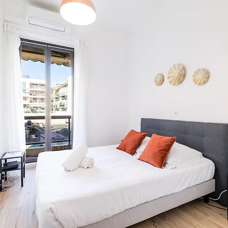 Ultra 2 Bdr - Ac & Balcony Apartment