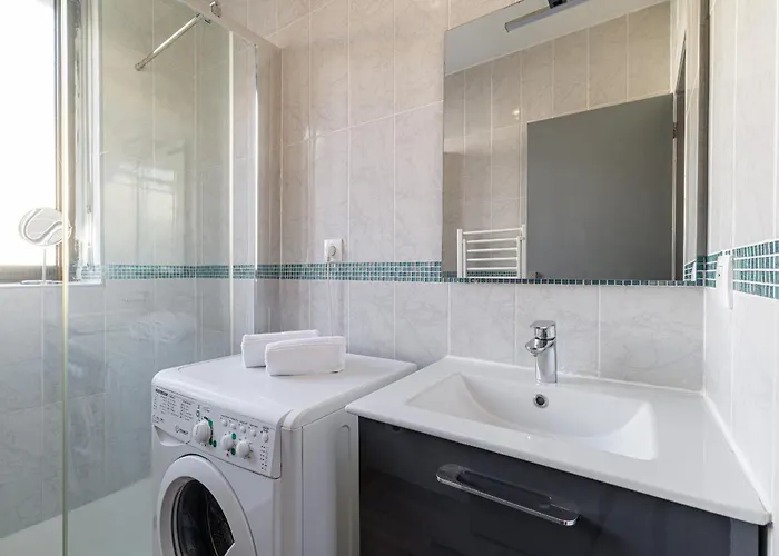 Ultra 2 Bdr - Ac & Balcony