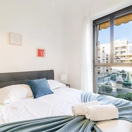 Ultra 2 Bdr - Ac & Balcony Apartman